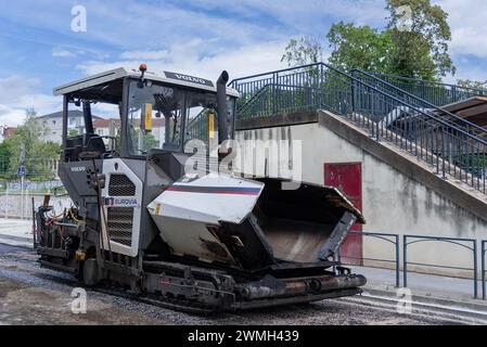 Nancy, Frankreich – Schwerpunkt auf einem weißen Straßenfertiger Volvo P6820C ABG für Straßenbauarbeiten. Stockfoto