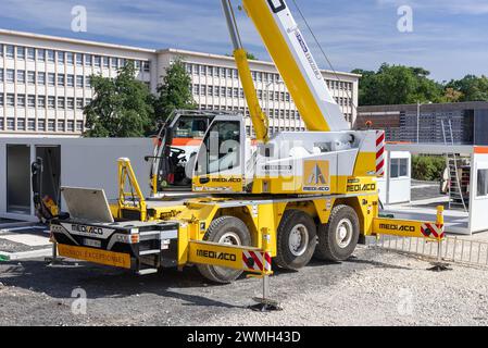 Nancy, Frankreich – Schwerpunkt auf einem gelb-weißen Kompaktkran Liebherr LTC 1045-3.1 auf einer Baustelle. Stockfoto