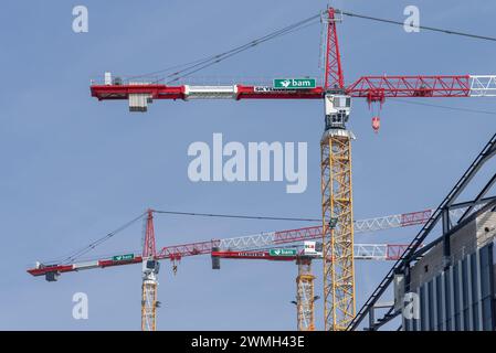 Luxemburg-Stadt, Luxemburg - Rot-weiß-gelber Turmkran Liebherr 280 EC-H 12 Litronic auf einer Baustelle und Turmdrehkrane im Hintergrund Stockfoto