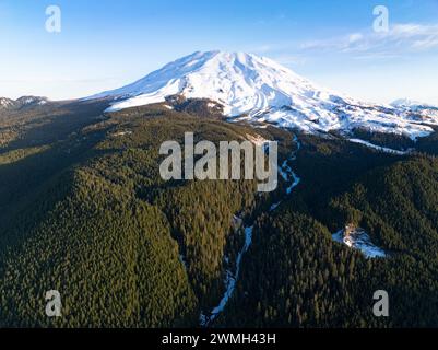 Dämmerung beleuchtet Mount St. Helens, ein landschaftlicher und aktiver Stratovulkan, der aus der üppigen, bewaldeten Landschaft in Washington entspringt. Stockfoto