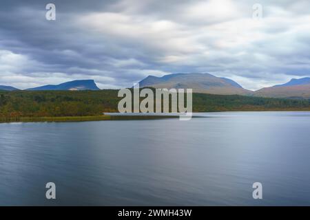 Blick über Njakajaure im Herbst, das Wasser ist ruhig und Berge spiegeln sich im Wasser, Abisko, Schwedisch Lappland, Schweden Stockfoto