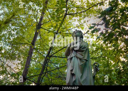 Ornamentale Grabstatue auf dem Londoner Highgate Cemetery Stockfoto