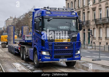 Nancy, Frankreich – Blauer Lkw Scania R650 mit leerem Anhänger auf der Straße. Stockfoto