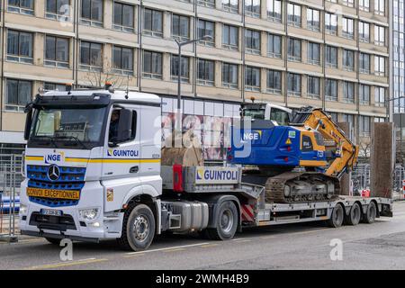 Nancy, Frankreich – Schwerpunkt auf einem weißen schweren Lkw Mercedes-Benz Arocs 1858 mit Liebherr-Raupenbagger auf der Straße. Stockfoto