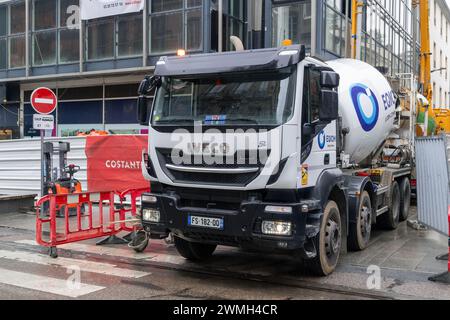 Nancy, Frankreich – Schwerpunkt auf einem weißen Lkw-Mischer Iveco X-WAY SL 400, der Beton auf eine Baustelle bringt. Stockfoto