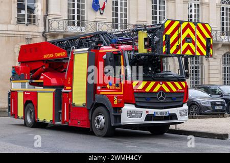 Nancy, Frankreich - Drehleiter mit der Feuerwehr in Frankreich der Feuerwehr und Rettungsdienst Meurthe-et-Moselle (SDIS 54). Stockfoto