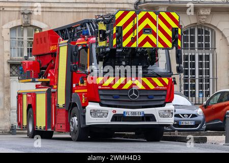 Nancy, Frankreich - Drehleiter mit der Feuerwehr in Frankreich der Feuerwehr und Rettungsdienst Meurthe-et-Moselle (SDIS 54). Stockfoto