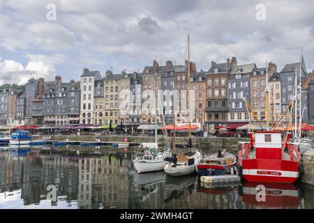 Honfleur, Frankreich - konzentrieren Sie sich auf den alten Hafen von Honfleur mit vielen Freizeitbooten, die vor Anker liegen und die Reflexionen auf dem Wasser. Stockfoto