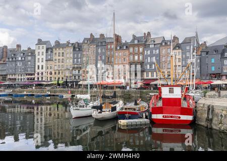 Honfleur, Frankreich - konzentrieren Sie sich auf den alten Hafen von Honfleur mit vielen Freizeitbooten, die vor Anker liegen und die Reflexionen auf dem Wasser. Stockfoto