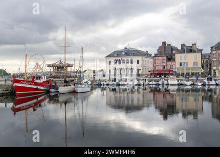 Honfleur, Frankreich - konzentrieren Sie sich auf den alten Hafen von Honfleur mit vielen Freizeitbooten, die vor Anker liegen und die Reflexionen auf dem Wasser. Stockfoto