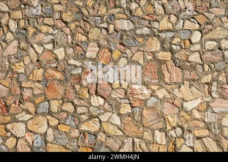 Mehrfarbige Struktur mit Mosaikfliesen. Steinmosaik aus Stein und Ton. Hintergrund Stockfoto