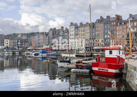 Honfleur, Frankreich - konzentrieren Sie sich auf den alten Hafen von Honfleur mit vielen Freizeitbooten, die vor Anker liegen und die Reflexionen auf dem Wasser. Stockfoto