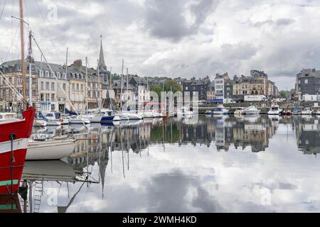 Honfleur, Frankreich - konzentrieren Sie sich auf den alten Hafen von Honfleur mit vielen Freizeitbooten, die vor Anker liegen und die Reflexionen auf dem Wasser. Stockfoto