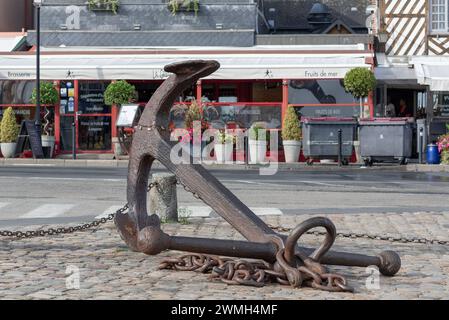 Honfleur, Frankreich - der Schwerpunkt liegt auf einem alten Anker aus dem 19. Jahrhundert am Quai de la Quarantaine im Hafen von Honfleur. Stockfoto