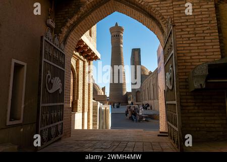 Usbekistan, Buchara. Blick durch das bogenförmige Tor zum POI Kalyan ist ein architektonisches Ensemble am Fuße des Kalyan Minarets. Kalyan Minarett, Kalyan Mo Stockfoto