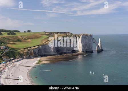 Etretat, Frankreich - konzentrieren Sie sich auf die Klippe von Etretat, Blick auf die Klippe von Aval mit dem Kiesstrand im Vordergrund. Stockfoto