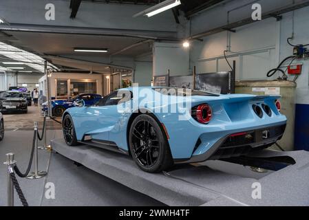 Luxemburg-Stadt, Luxemburg – im Showroom steht ein blauer Ford GT im Mittelpunkt. Stockfoto