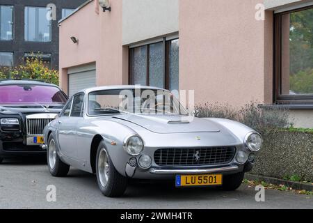 Luxemburg-Stadt, Luxemburg – der silberne Ferrari 250 GT Lusso 1964 steht auf einer Straße. Stockfoto