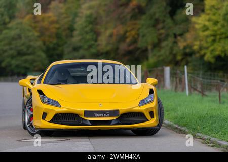 Luxemburg-Stadt, Luxemburg - im Fokus steht ein Giallo Triplo Strato Ferrari F8 Tributo, der in einer Straße auf dem Land parkt. Stockfoto