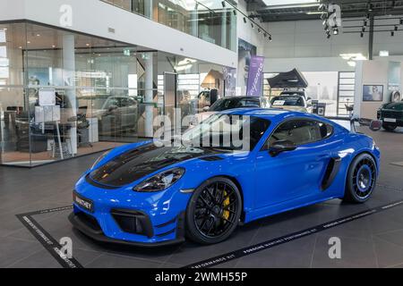 Luxemburg-Stadt, Luxemburg – der Sharkblue Porsche 718 Cayman GT4 RS mit Manthey-Kit in einem Showroom. Stockfoto