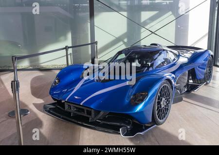 Luxemburg-Stadt, Luxemburg - im Showroom steht eine blaue Aston Martin Valkyrie Spider im Mittelpunkt. Stockfoto