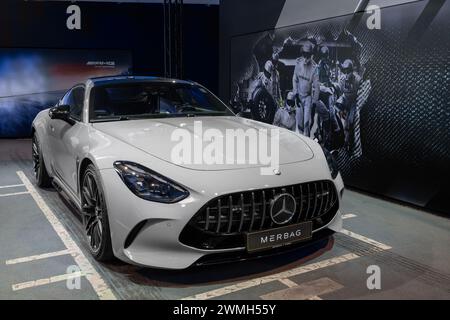 Luxemburg-Stadt, Luxemburg – im Ausstellungsraum steht ein Mercedes-AMG GT in alpinem Grau im Mittelpunkt. Stockfoto