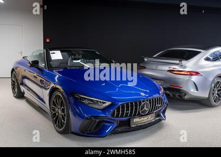 Luxemburg-Stadt, Luxemburg – im Ausstellungsraum steht ein blauer Mercedes-AMG SL 63 im Mittelpunkt. Stockfoto