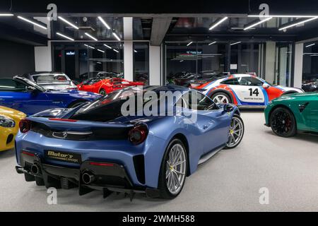 Luxemburg-Stadt, Luxemburg – im Showroom steht ein blauer Ferrari 488 Pista im Mittelpunkt. Stockfoto