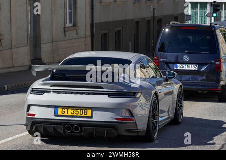 Remich, Luxemburg: Schwerpunkt auf einem Crayon Porsche 992 GT3, der auf der Straße fährt. Stockfoto