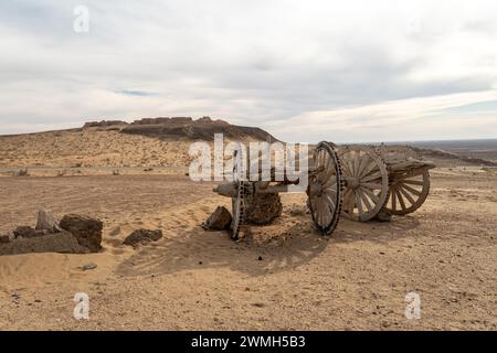 Eine alte hölzerne Warenkorb auf zwei Wagen Räder in Kyzyl Kum Wüste, Usbekistan Stockfoto