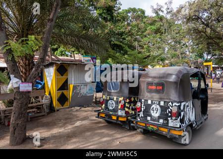 Tangire, Tansania, 24. Oktober 2023. Tuk Tuks auf der Straße zwischen Tarangire und Norongoro Stockfoto