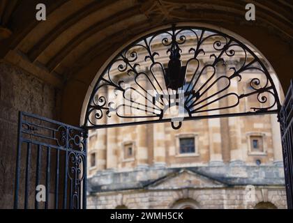 Eisenarbeiten über dem Eingang zum Radcliffe Square und zur Radcliffe Camera, Oxford University, England, Großbritannien. Stockfoto