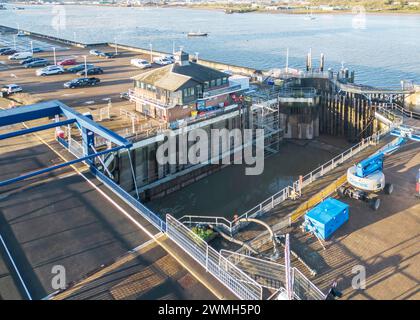 Aus der Vogelperspektive auf die Schleuse zum Jachthafen chatham am am Fluss medway in kent Stockfoto