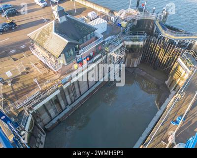 Aus der Vogelperspektive auf die Schleuse zum Jachthafen chatham am am Fluss medway in kent Stockfoto