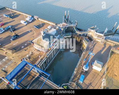 Aus der Vogelperspektive auf die Schleuse zum Jachthafen chatham am am Fluss medway in kent Stockfoto