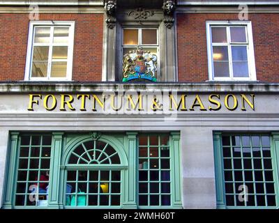 Außenansicht des Fortnum & Mason Luxuskaufhauses in London, England, Großbritannien. Stockfoto