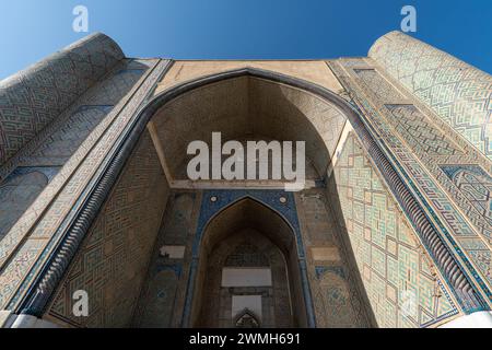 Der Eingang des Bibi-Khanim Mausoleums in Samarkand, Usbekistan, historische Gebäude. Grab von Tamerlane, Frau von Amir Temur. Stockfoto