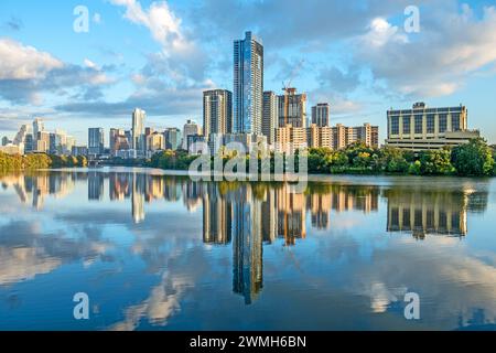 Skyline von Austin mit Reflexion im Fluss am frühen Morgen, Texas Stockfoto
