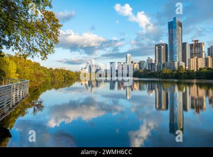 Skyline von Austin mit Reflexion im Fluss am frühen Morgen, Texas Stockfoto