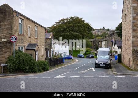 Im September führt die Towngate Road zum Ortszentrum und Grünflächen bei Foulridge Stockfoto