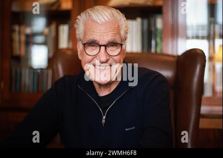 20. Februar 2024, Hamburg: Der Schauspieler und Autor Sky du Mont während eines Interviews in einem Hotel in Hamburg. Foto: Christian Charisius/dpa Stockfoto