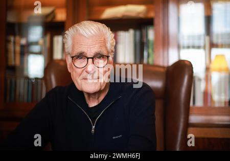 20. Februar 2024, Hamburg: Der Schauspieler und Autor Sky du Mont während eines Interviews in einem Hotel in Hamburg. Foto: Christian Charisius/dpa Stockfoto