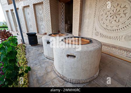 Tandoor mit rundem Fladenbrot. Wort Tandoor bedeutet einen zylindrischen Ofen zum Backen und Kochen. Traditionell wird in Tandoor Holzkohle o verwendet Stockfoto