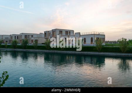 Blick von der Flussseite auf die wunderschönen Gebäude im alten usbekischen Stil in der Ewigen Stadt in Samarkand Stockfoto
