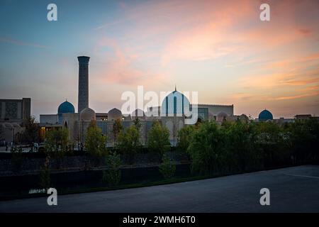 Leere Straßen in der Ewigen Stadt in Samarkand, Usbekistan. Die traditionelle Architektur des alten Zentralasiens und des Nahen Ostens. Eine wunderschöne Moschee W Stockfoto