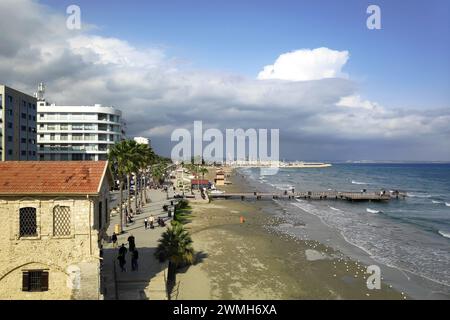 Larnaca, Zypern - 14. Februar 2024: Aus der Vogelperspektive des Finikoudes-Strandes aus Larnaka. Stockfoto