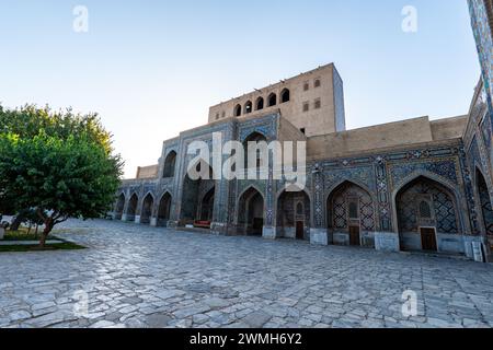 Sher-Dor Madrasah auf dem Registan-Platz in Samarkand, Usbekistan. Die Registan ist eine beliebte Touristenattraktion Zentralasiens. Stockfoto