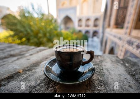 Eine Tasse schwarzem Americano-Kaffee in einem Café vor Ort Stockfoto