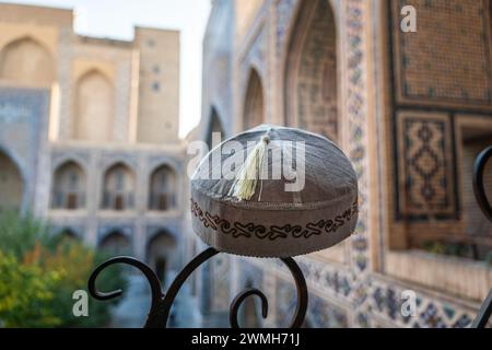 Volkskunst Usbekistans, handgefertigt vor dem Hintergrund einer wunderschönen Madrasah in Samarkand Stockfoto