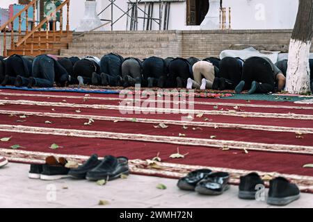 Das muslimische Gebet für Gott in der Moschee. Muslime sind auf den Knien und beten. Heiliger Monat der Ramadan-Muslime. Moslem Stockfoto